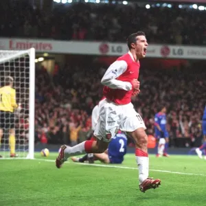 Robin van Persie's Thriller: Arsenal Takes the Lead 1-0 Against Manchester United Robin van Persie's Thriller: Arsenal Takes the Lead 1-0 Against Manchester United