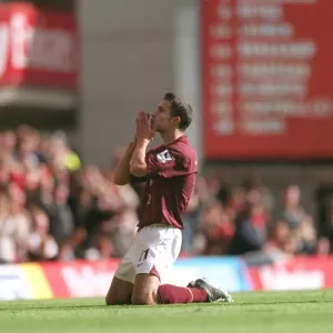 Robin van Persie's Thrilling Goal: Arsenal Leads 1-0 vs. Birmingham City, FA Premiership, Highbury, London, 2005