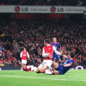 Robin van Persie's Thrilling Goal: Arsenal Takes the Lead Against Manchester United (2007) Robin van Persie's Thrilling Goal: Arsenal Takes the Lead Against Manchester United (2007)