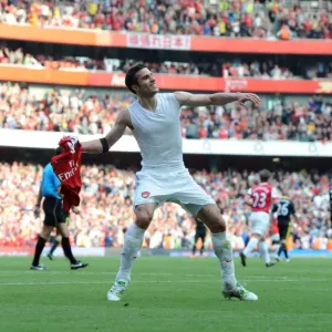 Robin van Persie's Thrilling Goal: Arsenal vs. Liverpool (April 17, 2011) - A Barclays Premier League Battle