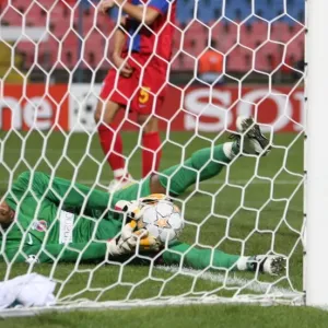 Robinson Zapata (Steaua) just manages to keep the ball from crossing his goal line Robinson Zapata (Steaua) just manages to keep the ball from crossing his goal line