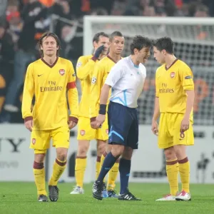 Samir Nasri (Arsenal) clashes with referee Massimo Busacca. Shakhtar Donetsk 2: 1 Arsenal