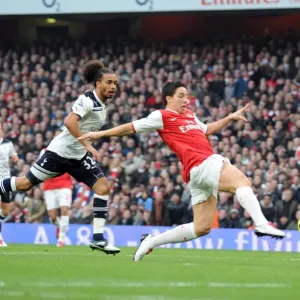 Samir Nasri knocks the ball past Heurelho Gomes (Tottenham) on his way to scoring Arsenals 1st goal. Arsenal 2: 3 Tottenham Hotspur. Baclays Premier League. Emirates Stadium, 20 / 11 / 10. Credit : Arsenal Football Club /