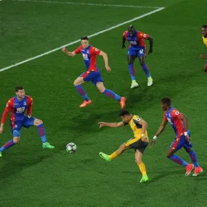 Sanchez vs. Ward: Intense Moment at Selhurst Park - Arsenal vs. Crystal Palace, Premier League, 2016-17