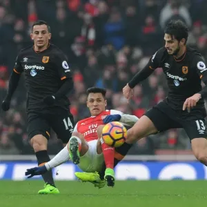 Sanchez's Determined Battle Against Hull Defenders at Emirates Stadium