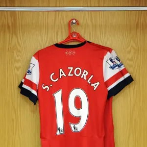 La camiseta de Santi Cazorla (Arsenal) en el vestuario. El Arsenal gana con un marcador de 6 a 1 contra Southampton La camiseta de Santi Cazorla (Arsenal) en el vestuario. El Arsenal gana con un marcador de 6 a 1 contra Southampton