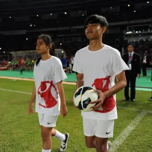Save the Children ball carriers. Indonesia Dream Team 0: 7 Arsenal. Pre Season Friendly