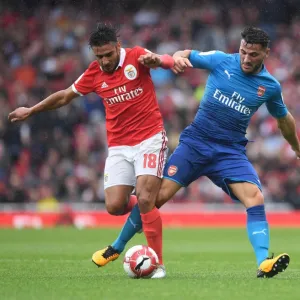 Sead Kolasinac (Arsenal) Salvio (Benfica). Arsenal 5: 2 SL Benfica. Emirates Cup Day One