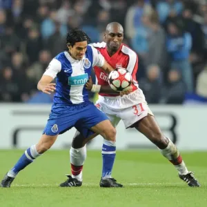Sol Campbell (Arsenal) Falcao (Porto). FC Porto 2: 1 Arsenal, UEFA Champions League
