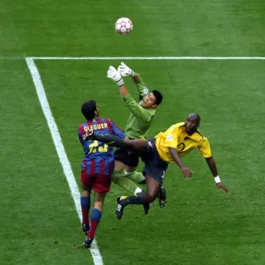 Sol Campbell (Arsenal) Victor Valdes and Oleguer (Barcelona) Sol Campbell (Arsenal) Victor Valdes and Oleguer (Barcelona)
