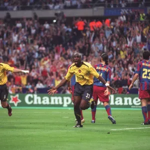 Sol Campbell celebrates scoring Arsenals goal with Freddie Ljungberg