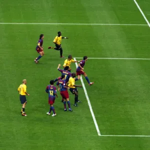 Sol Campbell heads Arsenals goal past Victor Valdes (Barcelona)