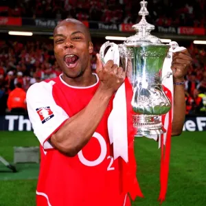 Sylvain Wiltord (Arsenal) with the FA Cup Trophy. Arsenal 1: 0 Southampton Sylvain Wiltord (Arsenal) with the FA Cup Trophy. Arsenal 1: 0 Southampton