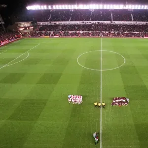 The teams have their group picture taken. Arsenal 0: 0 Ajax