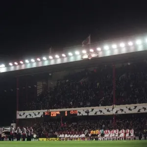 The teams line up before the match. Arsenal 0: 0 Ajax