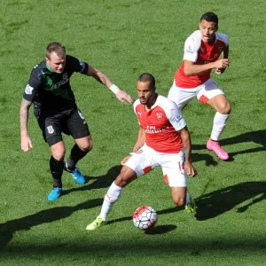 Theo Walcott et Alexis Sanchez (Arsenal) Glen Whelan (Stoke). Arsenal 2 : 0 Stoke City.