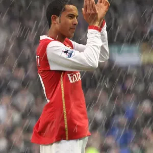 "Theo Walcott bewundert die Hintermannn für den Match."