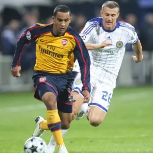 Theo Walcott (Arsenal) Andriy Nesmachniy (Dynamo Kiev) Print