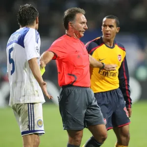 Theo Walcott (Arsenal) confronts Ognjen Vukojevic (Dynamo Kiev)