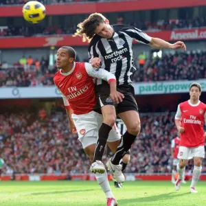 Theo Walcott (Arsenal) Fabricio Coloccini (Newcastle). Arsenal 0: 1 Newcastle United Theo Walcott (Arsenal) Fabricio Coloccini (Newcastle). Arsenal 0: 1 Newcastle United