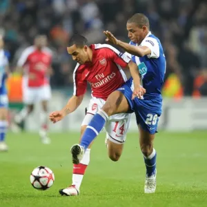 Theo Walcott (Arsenal) Fernando (Porto). FC Porto 2: 1 Arsenal, UEFA Champions League