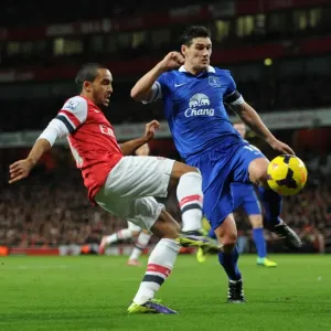 Theo Walcott (Arsenal) Gareth Barry (Everton). Arsenal 1: 1 Everton. Barclays Premier League Theo Walcott (Arsenal) Gareth Barry (Everton). Arsenal 1: 1 Everton. Barclays Premier League
