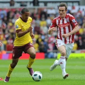 Teo Walcott y Glenn Whelan, junto a Dean Whitehead. El club de fútbol Stoke ha ganado contra el equipo del Arsenal con un marcador final de 3 goles por uno