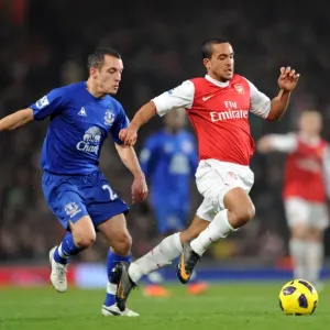Theo Walcott (Arsenal) Leon Osman (Everton). Arsenal 2: 1 Everton. Barclays Premier League Theo Walcott (Arsenal) Leon Osman (Everton). Arsenal 2: 1 Everton. Barclays Premier League