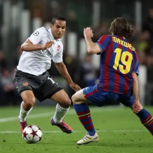 Theo Walcott (Arsenal) Maxwell (Barcelona). Barcelona 4: 1 Arsenal. UEFA Champions League Theo Walcott (Arsenal) Maxwell (Barcelona). Barcelona 4: 1 Arsenal. UEFA Champions League