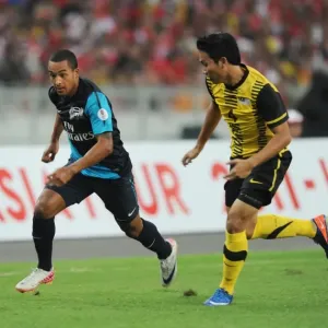 Theo Walcott (Arsenal) Mohd Putra (Malaysia). Malaysia XI 0: 4 Arsenal, Bukit Jalil Stadium Theo Walcott (Arsenal) Mohd Putra (Malaysia). Malaysia XI 0: 4 Arsenal, Bukit Jalil Stadium