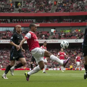 Theo Walcott (Arsenal) Richard Dunne (Villa). Arsenal 1: 2 Aston Villa. Barclays Premier League Theo Walcott (Arsenal) Richard Dunne (Villa). Arsenal 1: 2 Aston Villa. Barclays Premier League