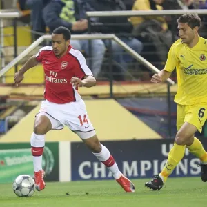 Theo Walcott (Arsenal) Sebastian Eguren (Villarreal) Theo Walcott (Arsenal) Sebastian Eguren (Villarreal)