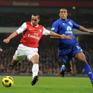 Theo Walcott (Arsenal) Sylvian Distin (Everton). Arsenal 2: 1 Everton, Barclays Premier League Theo Walcott (Arsenal) Sylvian Distin (Everton). Arsenal 2: 1 Everton, Barclays Premier League