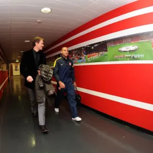 Theo Walcott (Arsenal) walks in with former Arsenal Player Jens Lehmann. Arsenal 1: 3 Bayern Munich