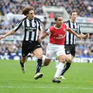 Theo Walcott breaks past Newcastle defender Fabricio Coloccini to score the 1st Arsenal goal