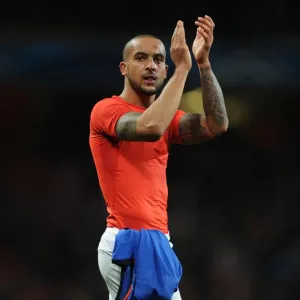 Theo Walcott Celebrates with Arsenal Fans after UEFA Champions League Victory over AS Monaco