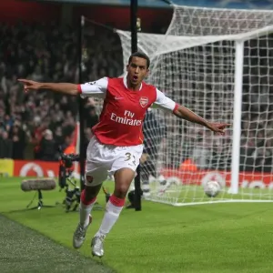 Theo Walcott feiert seinen zweiten Treffer für Arsenal sein fünfter Tor
