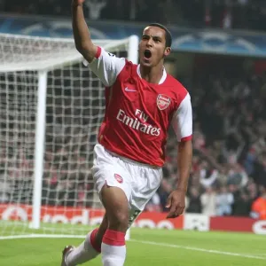 Theo Walcott feiert das Tor für Arsenal zum fünften Mal, sein zweites
