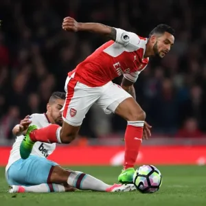Theo Walcott Outmaneuvers Manuel Lanzini in Intense Arsenal vs West Ham Clash Theo Walcott Outmaneuvers Manuel Lanzini in Intense Arsenal vs West Ham Clash