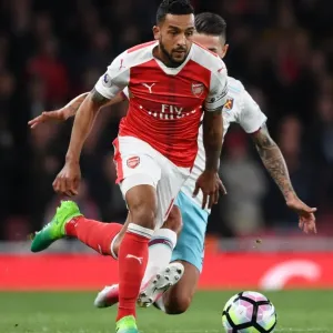 Theo Walcott Outmaneuvers Manuel Lanzini: A Tactical Battle at the Emirates Theo Walcott Outmaneuvers Manuel Lanzini: A Tactical Battle at the Emirates