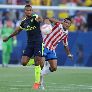 Theo Walcott Outmaneuvers Orbelin Pineda: Arsenal's Pre-Season Triumph vs. Chivas