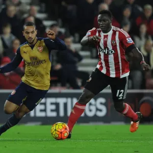 Theo Walcott Outmaneuvers Victor Wanyama: A Pivotal Moment in Southampton vs. Arsenal, Premier League 2015-16