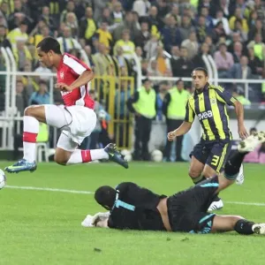 Theo Walcott umgibt Volkan Demirel