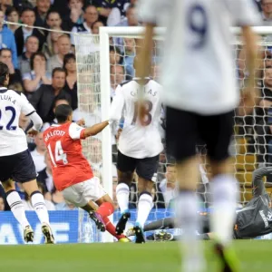 Theo Walcott scores Arsenals 12st goal past Heurelho Gomes (Tottenham)