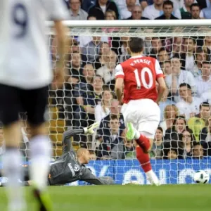 Theo Walcott scores Arsenals 12st goal past Heurelho Gomes (Tottenham)