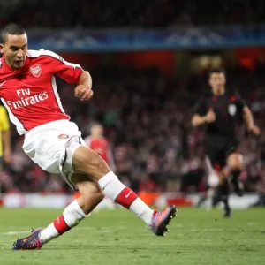 Theo Walcott scores Arsenals 1st goal. Arsenal 2: 2 Barcelona. UEFA Champions League