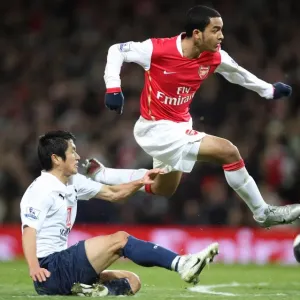 Theo Walcott scores Arsenals goal under pressure from Lee Young-Pyo (Tottenham)