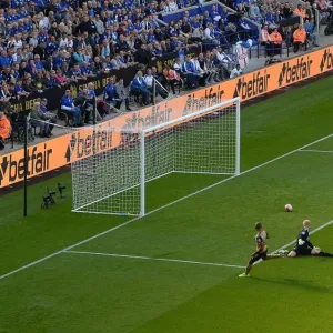 Theo Walcott Scores Against Kasper Schmeichel: A Pivotal Moment in the 2015/16 Leicester City vs. Arsenal Match Theo Walcott Scores Against Kasper Schmeichel: A Pivotal Moment in the 2015/16 Leicester City vs. Arsenal Match