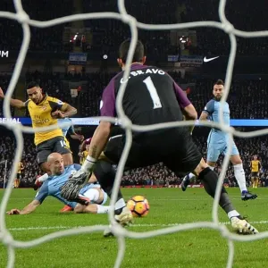 Theo Walcott Scores Past Claudio Bravo: Manchester City vs Arsenal, Premier League 2016-17 Theo Walcott Scores Past Claudio Bravo: Manchester City vs Arsenal, Premier League 2016-17