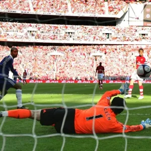 Theo Walcott Scores Stunner Past Petr Cech in FA Cup Semi-Final: Arsenal 1-2 Chelsea Theo Walcott Scores Stunner Past Petr Cech in FA Cup Semi-Final: Arsenal 1-2 Chelsea